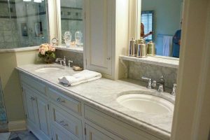 HonedWhiteCararraMarbleBathroom_full01-600x400