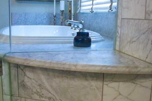HonedWhiteCararraMarbleBathroom_full02-600x400