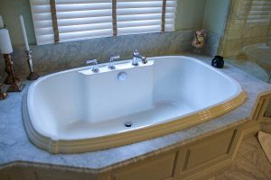 HonedWhiteCararraMarbleBathroom_full03-600x400