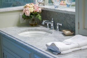 HonedWhiteCararraMarbleBathroom_full04-600x400