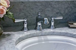 HonedWhiteCararraMarbleBathroom_full06-600x400