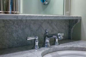 HonedWhiteCararraMarbleBathroom_full07-600x400