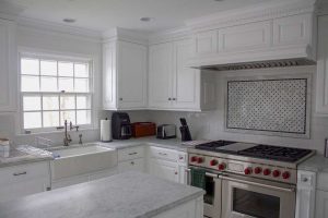 HonedWhiteCararraMarbleKitchen01_full02-600x400