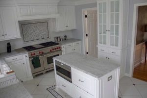 HonedWhiteCararraMarbleKitchen01_full04-600x400