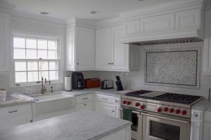 HonedWhiteCararraMarbleKitchen01_full08-600x400