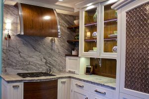 HonedWhiteCararraMarbleKitchen02_full01-600x400