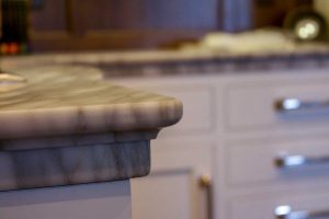 HonedWhiteCararraMarbleKitchen02_full03-600x400