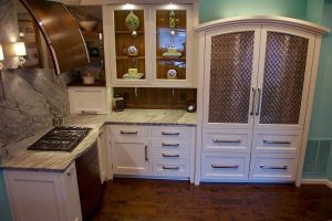 HonedWhiteCararraMarbleKitchen02_full06-600x400