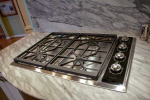 HonedWhiteCararraMarbleKitchen02_full07-600x400