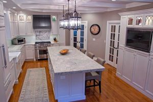 SalinasWhiteGranite_miterIsland_full01-600x400