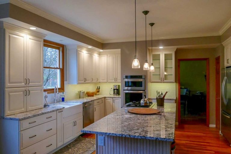 Modern U-Shaped Kitchen with Granite Island